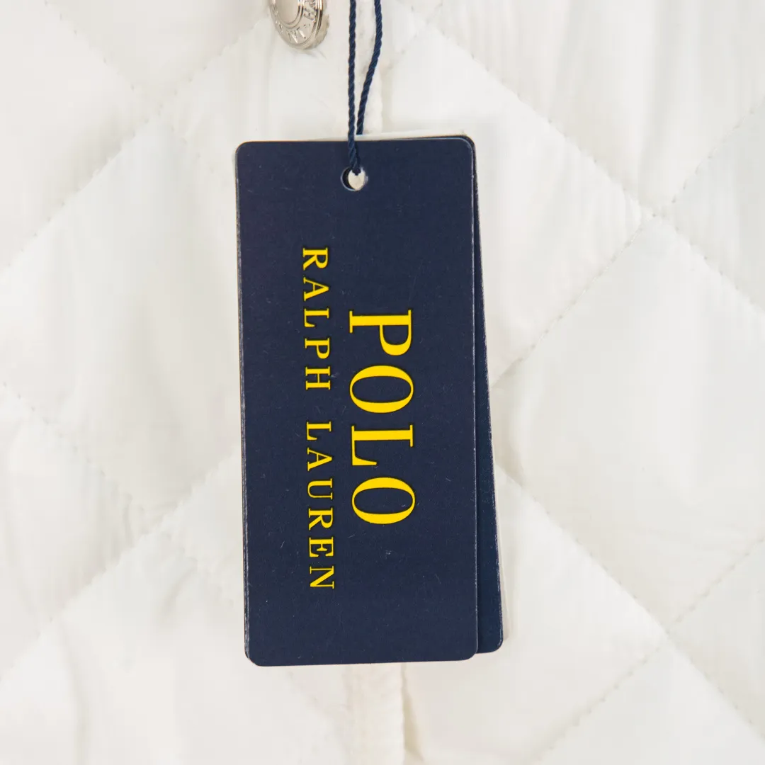 P390 zp version [Exclusive supply] Ralph Lauren/Ralph Lauren 2025aw autumn and winter popular items diamond-shaped quilted embroidered corduroy strips imitation feather jacket jacket Correct three-pocket version Slight waist design Free matching neckline ✅ Facial filling imitation feather cotton Three-in-one diamond-shaped quilted embroidery Soft and comfortable ✅ Customized double-circle brand hardware buckle back waist freely adjustable elastic design ✅ RL three-color diamond plaid cotton jacket 100% restoration Corduroy strips running through the whole body, no knots and no overlap, artificial curling, fine workmanship, highly recommended, rare cotton jacket that does not look bloated, can be worn as an inner layer in the north, can be worn with multiple necklines, elastic waistline on the back, freely adjustable waist, matte memory technology on the face, giving a cotton feel, not to be missed, highly recommended, color: black, white, gray green, khaki, navy, size: S M L XL, number: WW10949